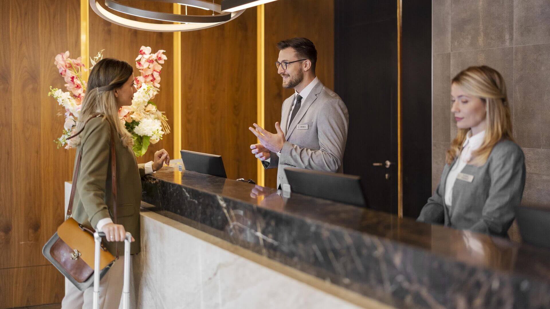Accoglienza alla reception di un hotel: esperienza autentica e sincera.
