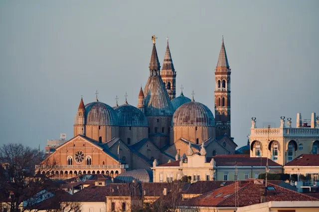 Basilica di Sant&rsquo;Antonio a Padova al tramonto vista dai tetti della citt&agrave;
