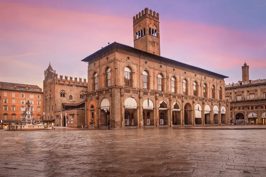 Piazza Maggiore a Bologna al tramonto, con Palazzo del Podest&agrave;