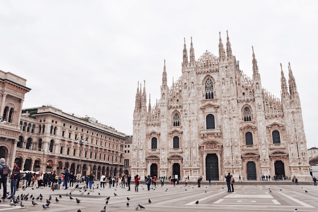 Veduta del Duomo di Milano e della piazza, simbolo del mercato executive più competitivo d’Italia