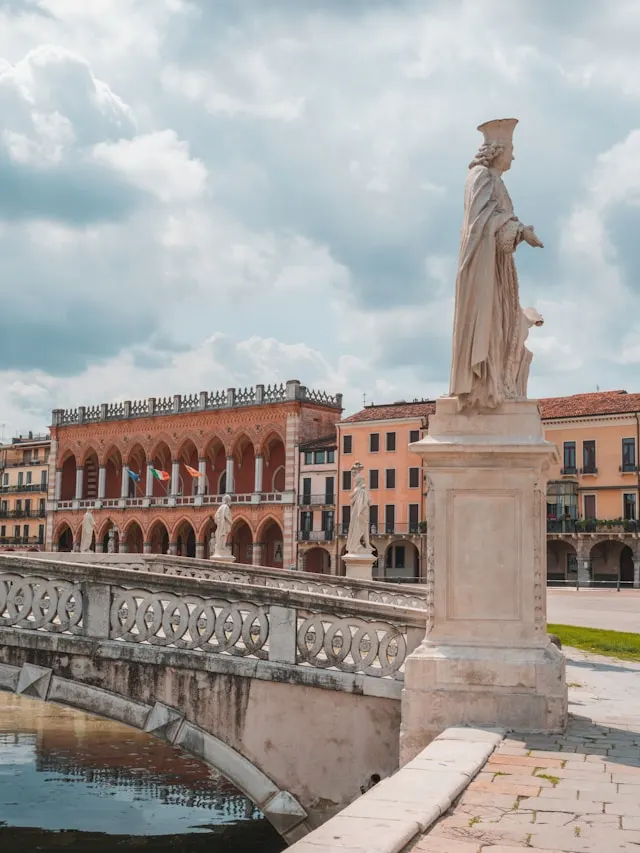 Statua su ponte e vista del Prato della Valle, Padova