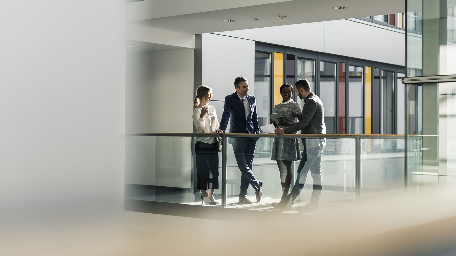 Team di lavoro in hotel, professionisti a confronto in un contesto hospitality