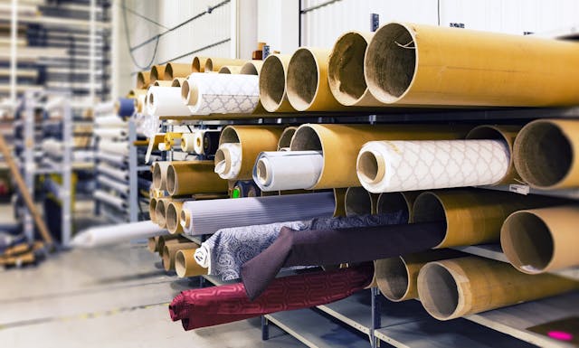 Rotoli di tessuto industriale in uno stabilimento tessile, settore strategico per l&rsquo;economia di Treviso