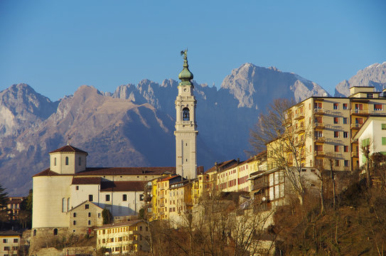 Torri direzionali di Bologna con aereo in volo