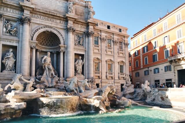 Torri direzionali di Bologna con aereo in volo
