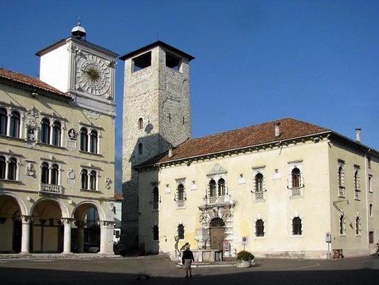 Piazza Maggiore a Bologna al tramonto, con Palazzo del Podestà