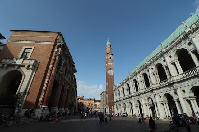 Persone in abiti formali entrano in un edificio moderno nel centro direzionale di Milano