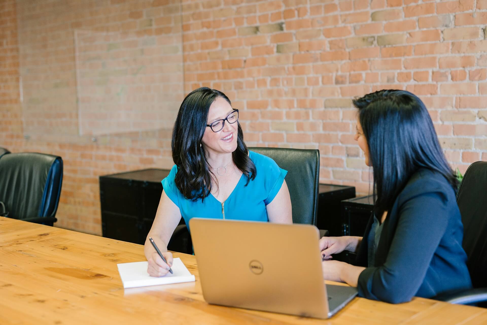 Sessione di career counseling: consulente di carriera e manager al lavoro insieme